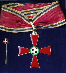 Bundesverdienstkreuz mit spruchball Logo in der Mitte des Kreuzes