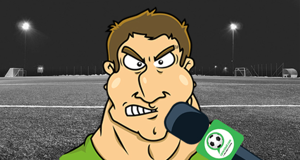 Ein wütender Fußballspieler im Comic-Stil vor dem Mirkofon