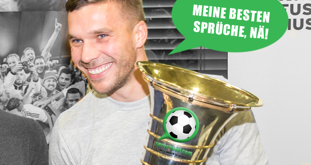 Lukas Podolski mit einem Pokal mit dem Spruchball.com Logo in der Hand